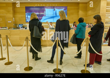 Mailand, Italien - ca. November 2017: Warteschlange bei Zara Home Store in Mailand. Stockfoto