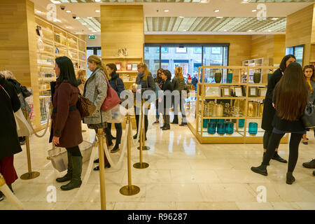 Mailand, Italien - ca. November 2017: Warteschlange bei Zara Home Store in Mailand. Stockfoto