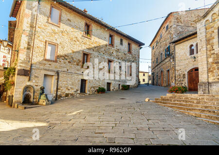 Auf der Straße im alten mittelalterlichen Dorf Castellina in Chianti. Toskana. Italien Stockfoto