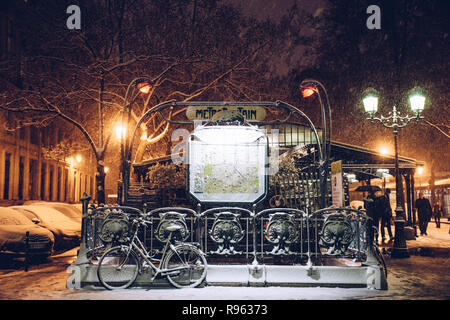 Paris Metro under snow Stockfoto