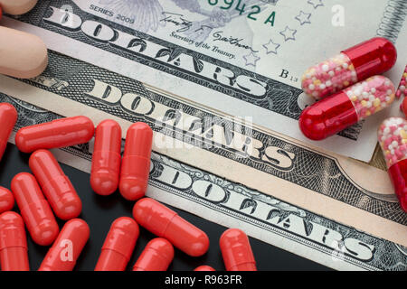 Tabletten, Pillen, Kapseln auf Dollar Hintergrund Stockfoto