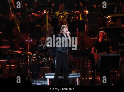 Nacht der Proms mit Dichtung, Suzanne Vega, Al McKay, Erde, Wind und Feuer Erfahrung in Ahoy, Rotterdam mit: Suzanne Vega Wo: Rotterdam, Niederlande Wann: 17 Aug 2018 Quelle: WENN.com Stockfoto