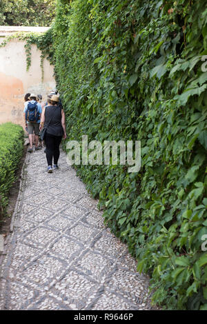 Touristen, die Alhambra in Granada, Spanien. Es ist einer der bekanntesten Islamischen Wunder und ist voll von beeindruckenden Architektur. Der Palast Stockfoto