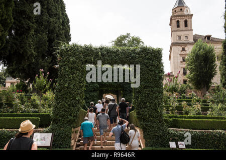 Touristen, die Alhambra in Granada, Spanien. Es ist einer der bekanntesten Islamischen Wunder und ist voll von beeindruckenden Architektur. Der Palast Stockfoto