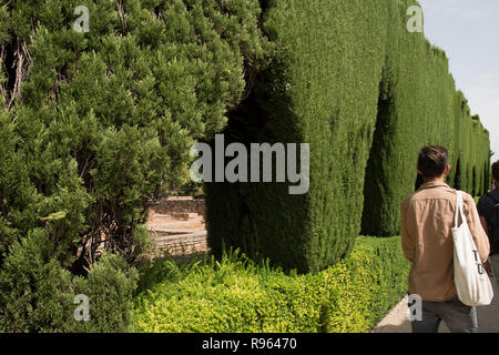 Touristen, die Alhambra in Granada, Spanien. Es ist einer der bekanntesten Islamischen Wunder und ist voll von beeindruckenden Architektur. Der Palast Stockfoto