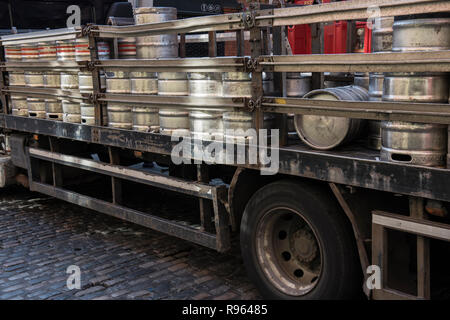 Drums werden durch einen Lkw an einem Werktag durchgeführt. Fässer aus Stahl gesehen werden kann auf den Träger für Transporation geladen. Das Schlagzeug scheint som zu tragen. Stockfoto