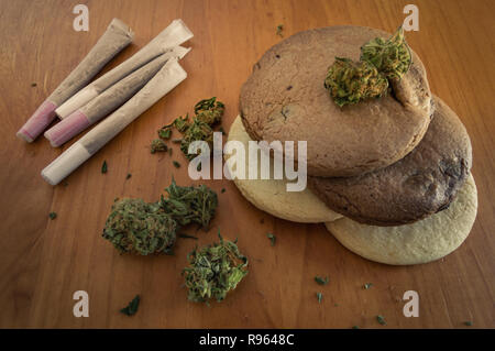 Cannabis essbar: hausgemachte Cookies mit Marihuana. Cookies, einige Gelenke und Marihuana Knospen auf Holz- Hintergrund. Marihuana und Essen. Ansicht von oben. Stockfoto