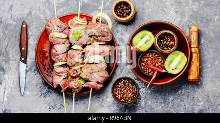 Rohes Rindfleisch Kebab in Kiwi. BBQ Marinade Fleisch auf Holzspieße. Lange banner Stockfoto