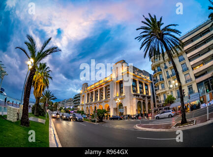 Nizza, Frankreich - Oktober 10, 2018: Cote d'Azur von Nizza, berühmte Architektur von Mediterranee Palace in Abend Leuchten in Frankreich beleuchtet Stockfoto