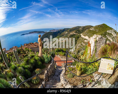 Antenne Panoramablick auf Côte d'Azur Cote d'Azur von Eze und Barbara Statue (Schutzpatron der Stadt) in Frankreich Stockfoto