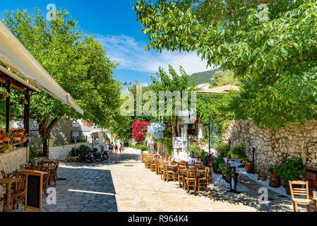 Lefkada, Griechenland - 25. Juni 2018: Traditionelle griechische Taverne Restaurant in Lefkada Insel, im Dorf Agios Nikitas Stockfoto