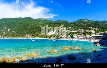 Panoramablick auf das Meer, die Küste und Petra Beach in Lefkada Insel, mit blauen sauberes Wasser, im Sommer Urlaub, Griechenland Stockfoto