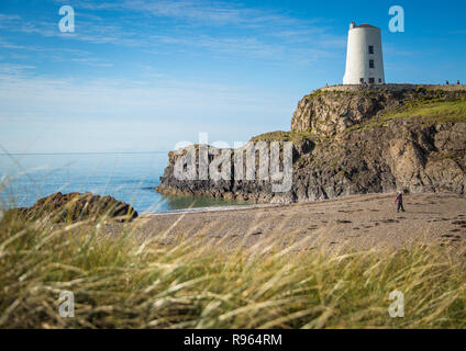 Die alte Mühle auf einem sonnigen, autumunal Tag auf Ynys Llanddwyn Island in der Nähe von Whitby auf Anglesey, Wales, Großbritannien Stockfoto