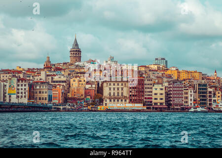 Bucht auf das Goldene Horn und den Galataturm. Istanbul, Türkei - 12. November 2018. Stockfoto