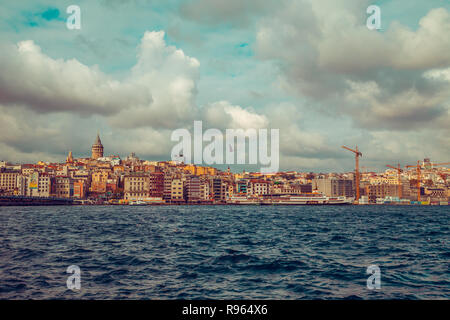 Bucht auf das Goldene Horn und den Galataturm. Istanbul, Türkei - 12. November 2018. Stockfoto