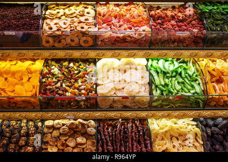 Süßigkeiten in den türkischen Markt. Istanbul, Türkei - 27 September 2018. Stockfoto