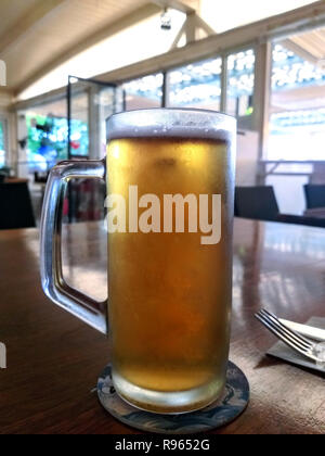 Helles und dunkles Bier auf einem Pub Hintergrund Gläser. Stockfoto