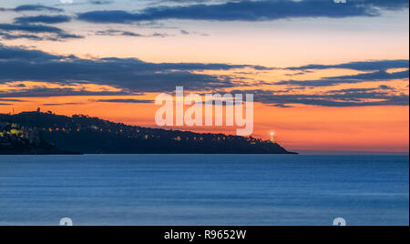 Französische Riviera Landschaft, schönen Cote d'Azur bei Sonnenaufgang, lebendige Panorama früh am Morgen an der Küste von Frankreich Stockfoto