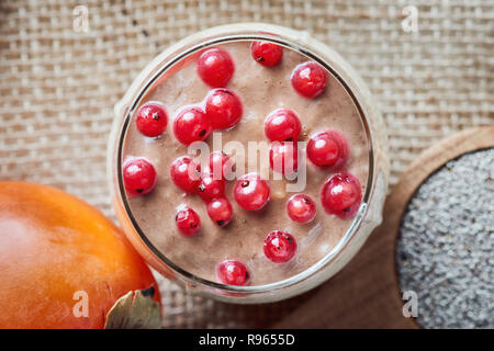 Weiß Chia Samen pudding gemacht mit japanischen Kakipflaume, Kürbis, Bananen und Johannisbeeren Stockfoto