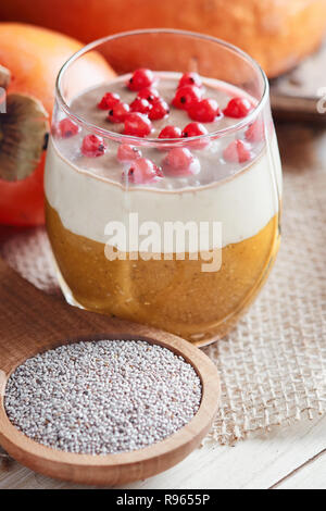 Weiß Chia Samen pudding gemacht mit japanischen Kakipflaume, Kürbis, Bananen und Johannisbeeren Stockfoto