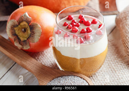 Weiß Chia Samen pudding gemacht mit japanischen Kakipflaume, Kürbis, Bananen und Johannisbeeren Stockfoto