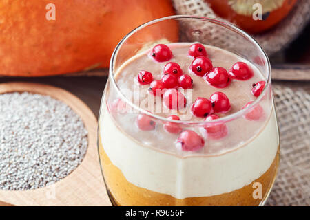 Weiß Chia Samen pudding gemacht mit japanischen Kakipflaume, Kürbis, Bananen und Johannisbeeren Stockfoto