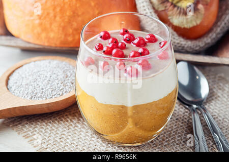 Weiß Chia Samen pudding gemacht mit japanischen Kakipflaume, Kürbis, Bananen und Johannisbeeren Stockfoto