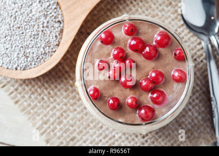 Weiß Chia Samen pudding gemacht mit japanischen Kakipflaume, Kürbis, Bananen und Johannisbeeren Stockfoto