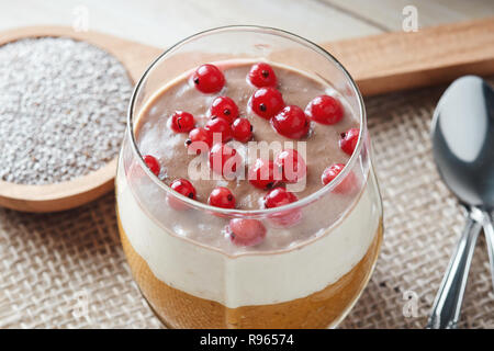 Weiß Chia Samen pudding gemacht mit japanischen Kakipflaume, Kürbis, Bananen und Johannisbeeren Stockfoto