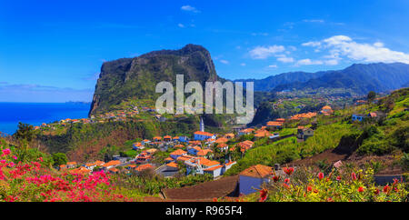 Panorama der Insel Madeira, Santana und Lombo Galeo Region aus der Luft im Sommer, Portugal Stockfoto