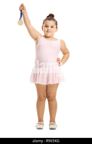 In voller Länge Porträt einer kleinen Ballerina Mädchen, dass eine Goldmedaille auf weißem Hintergrund Stockfoto