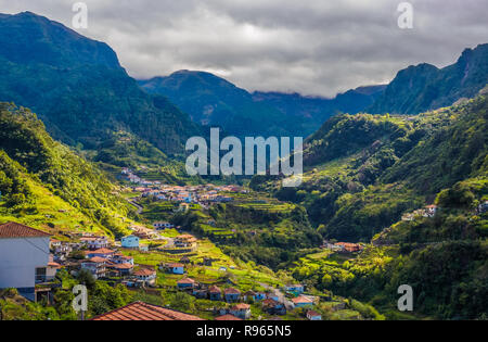 Panorama-Luftaufnahme über das Dorf Lombo Galego auf dem Berg, auf der Insel Madeira, Portugal Stockfoto