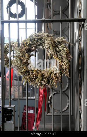 Weihnachten Kranz von verschiedenen Gräsern und Getreide, Gerste, Weizen auf einem eisernen Tor außerhalb einer Garküche am Borough Market in London England UK KATHY DEWITT Stockfoto