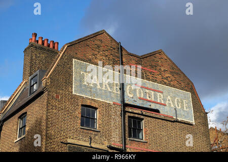 Mut Brauerei vintage advert Zeichen auf der Seite von Backstein Gebäude im Stadtteil Southwark in Süd- London England UK KATHY DEWITT Stockfoto