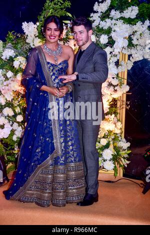 Indische Schauspielerin Priyanka Chopra mit ihrem Mann uns Musiker Nick Jonas sind während Ihrer Hochzeitsfeier im Hotel JW Marriott in Mumbai gesehen. Stockfoto