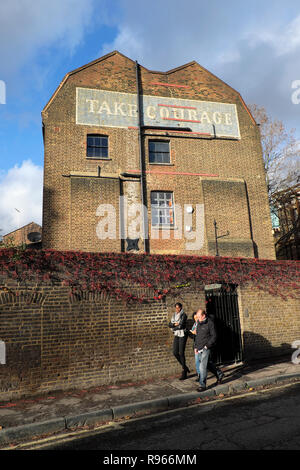 Mut Brauerei vintage advert Zeichen auf der Seite von Backstein Gebäude im Stadtteil Southwark in Süd- London England UK KATHY DEWITT Stockfoto