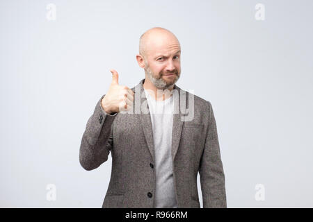 Junge positive hipster Mann mit Daumen hoch Stockfoto