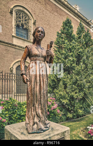 Statue von Catalina de Aragón, vor der Palast des Erzbischofs von Alcalá de Henares, Madrid, Spanien, Europa Stockfoto