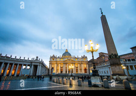 Rom, Italien, 07. März 2018: Saint Peter Basilika und ägyptischen Obelisken auf dem Petersplatz während der blauen Stunde Stockfoto