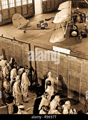 Luftfahrt-Kadetten überprüfen Flug Boards für Last-Minute-Anweisungen am NATC, Corpus Christi, Texas.  November 1942.  Foto von Lt. einer Charles Fenno Jacobs. (Marine) Stockfoto