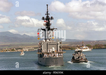 Der große Hafen schlepper WAXAHATCHIE (YTB 814) begleitet die USS BREWTON (FF 1086) weg vom Pier am Ende der Bezeichnung und Abschiedszeremonie für den unbekannten Soldaten der Vietnam ära. Die Fregatte ist Transport, das Unbekannte zu Naval Air Station Alameda, Kalifornien. Stockfoto