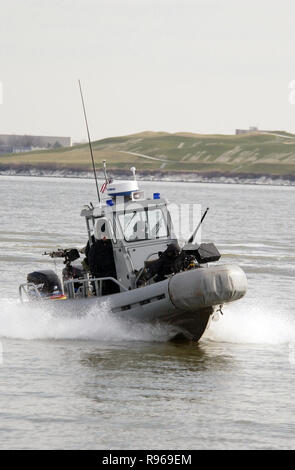 Eine Marine Handwerk Patrouillen der Ausschluss der Hafen in Portsmouth, Virginia, während eines simulierten kleines Boot Angriff. Das Handwerk ist Mobile Security Loslösung 24 zugeordnet. DoD Foto von Petty Officer 2. Klasse Robert M Schalk, U.S. Navy Stockfoto