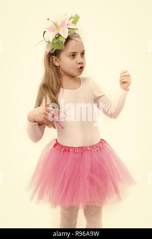 Mädchen Ballerina mit Blume im langen blonden Haaren und Rosa Rock tutu Talk auf Weiß isoliert. Kind Sprechen und Sprache. Glückliche Kindheit Konzept. Stockfoto