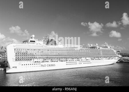 Bridgetown, Barbados - Dezember 12, 2015: Reisen Kreuzfahrtschiff im Hafen angedockt. P O Kreuzfahrten reisen. Erholung und Urlaub reisen. Transport. Reisen mit Meerblick. Perfekter Start der Ferien. Stockfoto