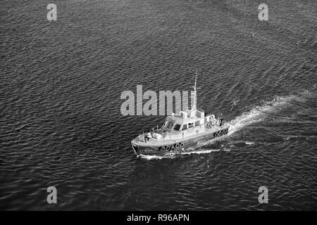 Bridgetown, Barbados - Dezember 12, 2015: Pilot Bereitschaftsboot float im blauen Meer. Maritime Piloten Transport und Verkehr für die Menschen retten. Orange Rettung Boot auf dem Wasser. Boot fließt Menschen zu retten. Stockfoto