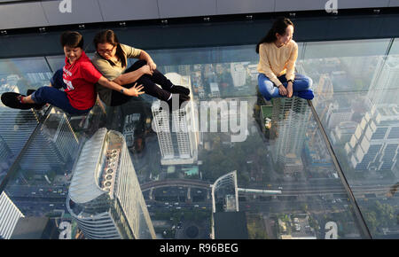 Das glas Skywalk auf dem Dach der MahaNakhon Wolkenkratzer in Bangkok. Stockfoto