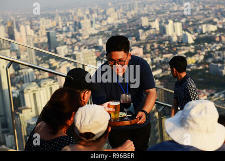 Drinks auf der Dachterrasse der MahaNakhon Tower in Bangkok. Stockfoto