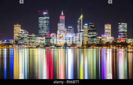 Perth City bei Nacht die Lichter der Stadt in den Swan River widerspiegelt. Perth, Australien