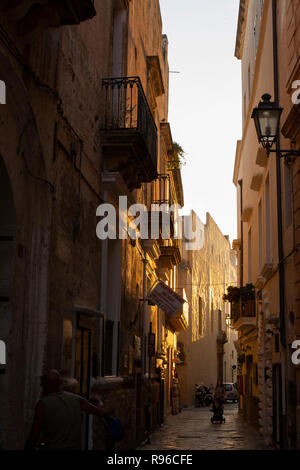 Charmante Straße bei Sonnenuntergang in Gallipoli, Apulien, Italien Stockfoto