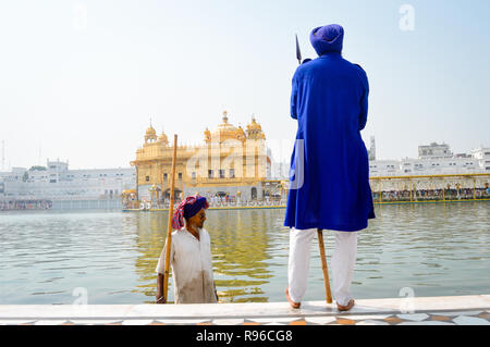 Amritsar, Indien - 16. MAI 2016: Unbekannter Wache stehen und um das Suchen in der Nähe von ri Harmandir Sahib' oder 'Golden Temple' Teich, in Amritsar, Indien. Stockfoto